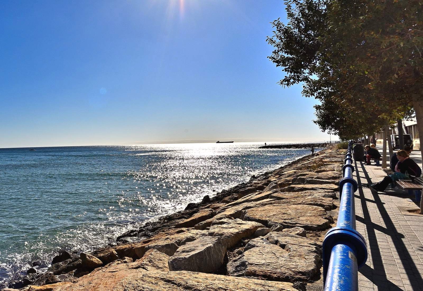 Paseo marítimo de Alicante con el mar al sol